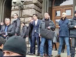 Разлаяха кучетата,властта не пуска кокала